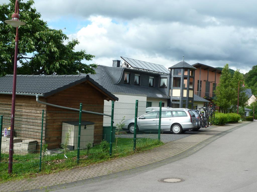 Gaestehaus Spross Hotel Veldenz Exterior foto